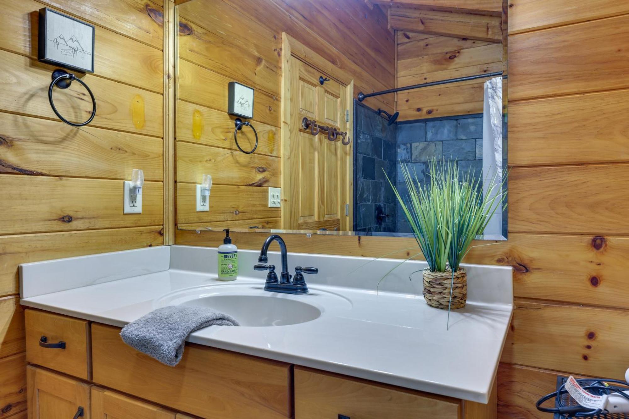 Riverfront Ellijay Cabin With Deck And Pool Access! Exterior foto